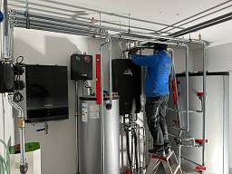 Technikraum eines 3 Familien Haus ?? eingebaut wird eine Wärmepumpe @buderus mit Pufferspeichern und einer Frischwasserstation.  © Pichler e.K.